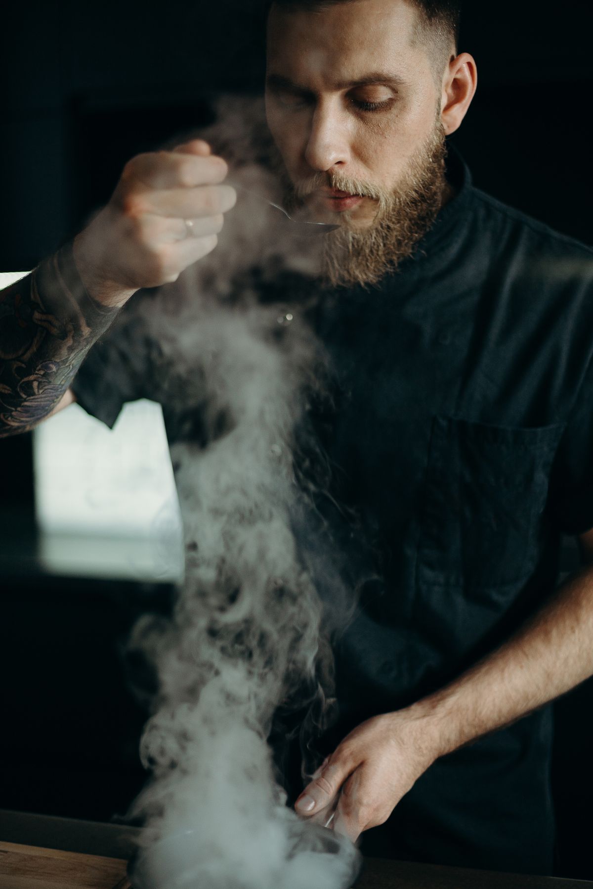 Chef die een gerecht proeft